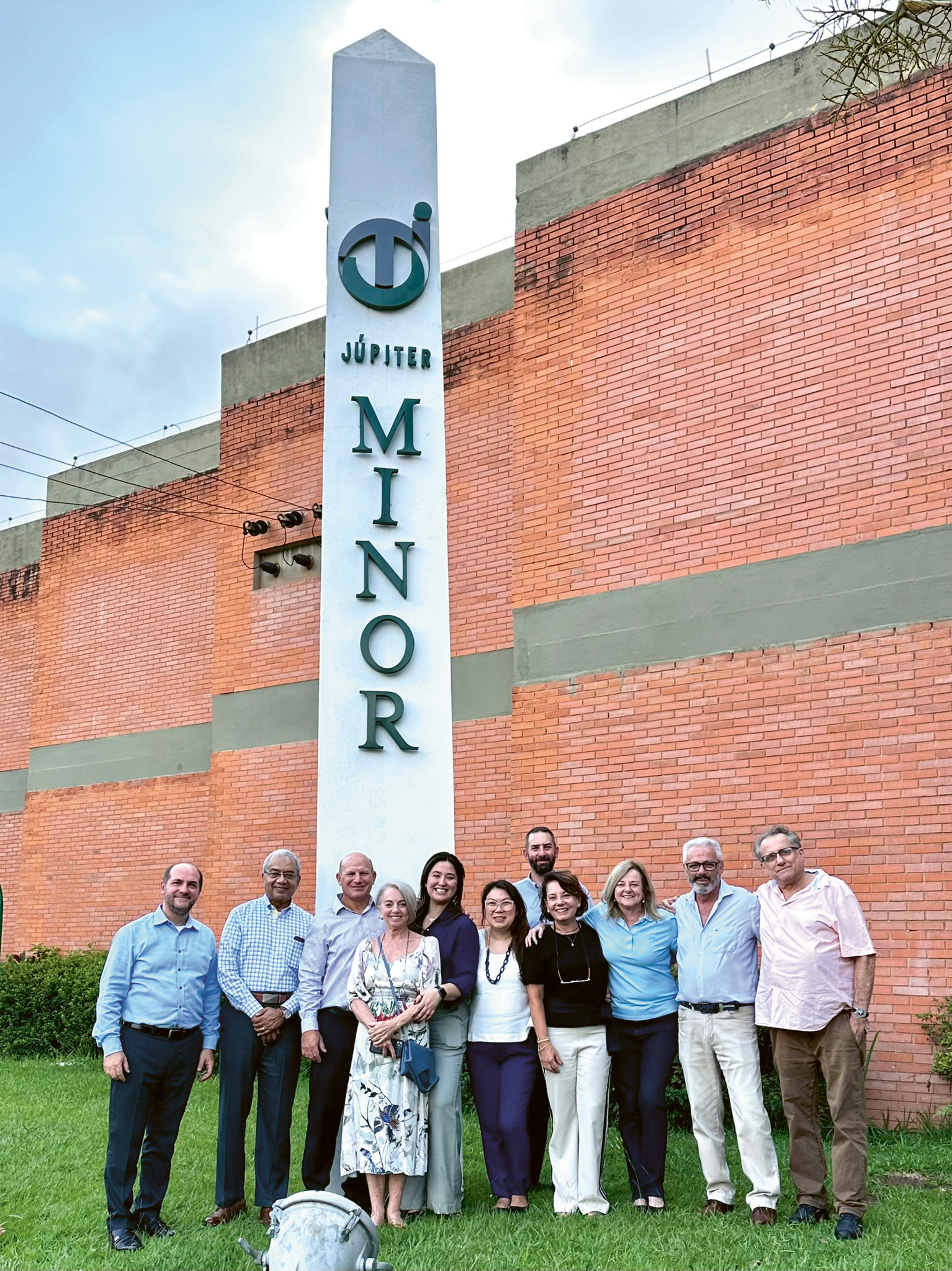 People in front of Minor Jupiter People in front of Minor Jupiter