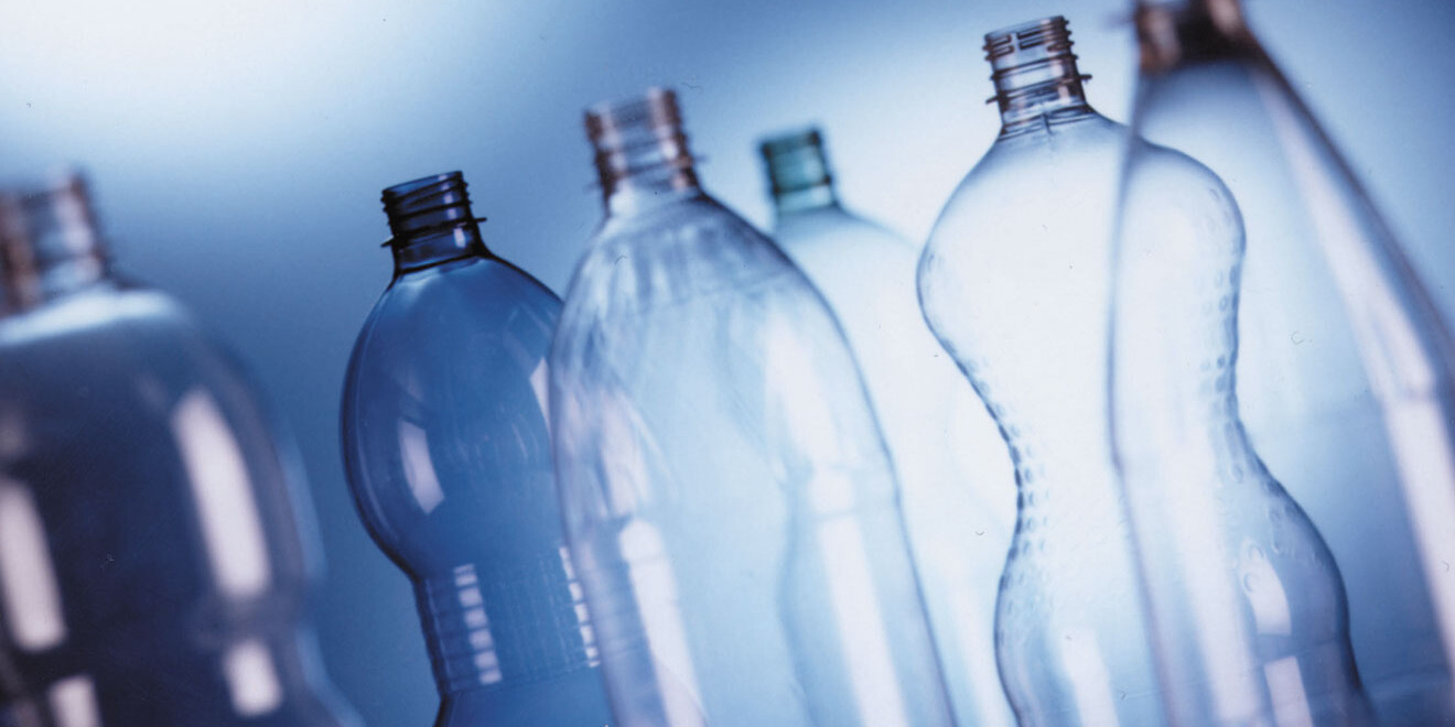 並べられた空のペットボトル