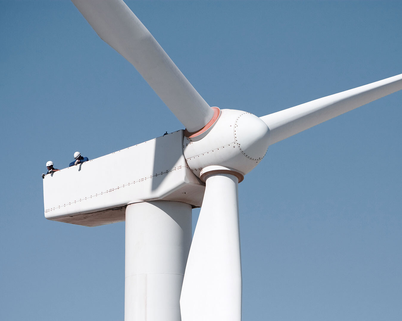 前景に海、後景に日の出の製油所