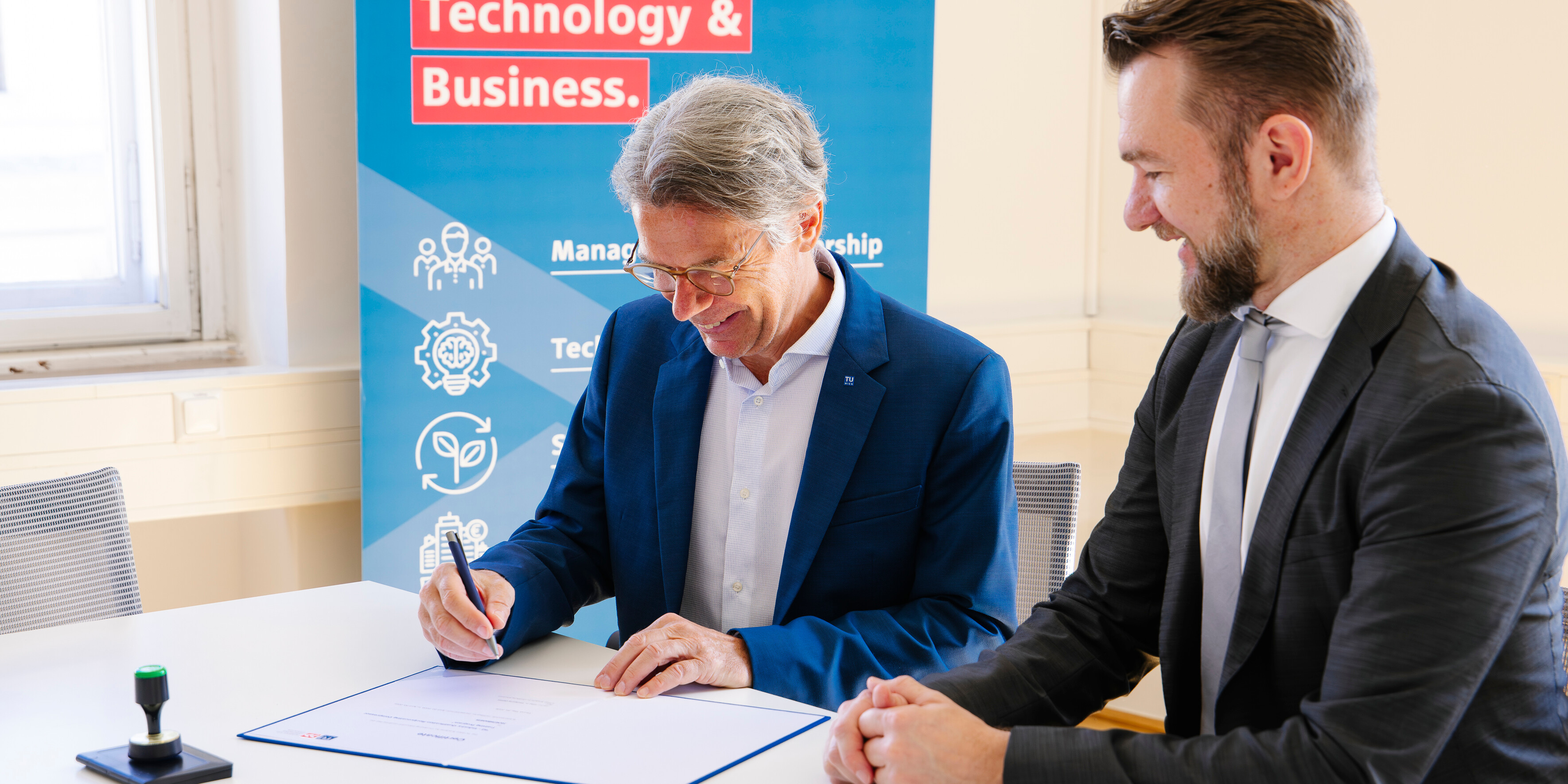 Dean der TU Wien beim Signieren der Zertifikatsurkunde