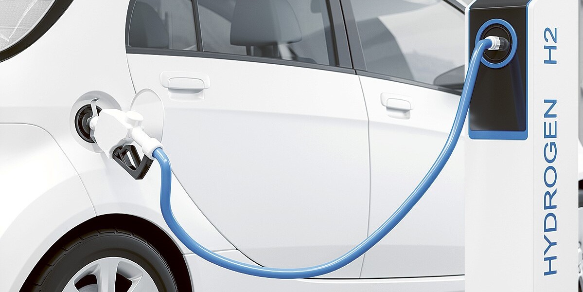 weißes Auto an Ladestation